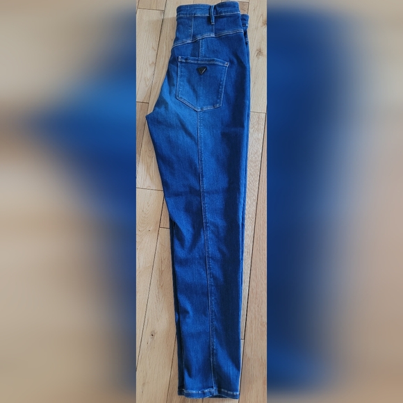 Guess Jeans - Picture 4 of 10
